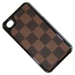 Чехол для Apple iPhone 4, iPhone 4s пластиковый с кожзаменителем дизайн LV <коричневый>